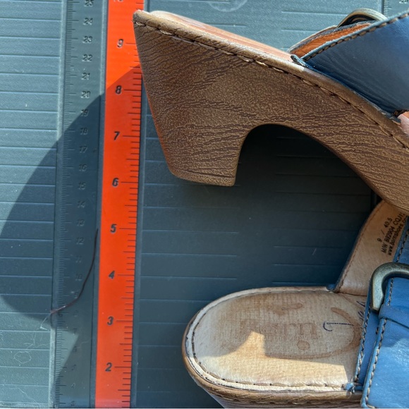 Women’s Size 9 Born sandals - Picture 7 of 9